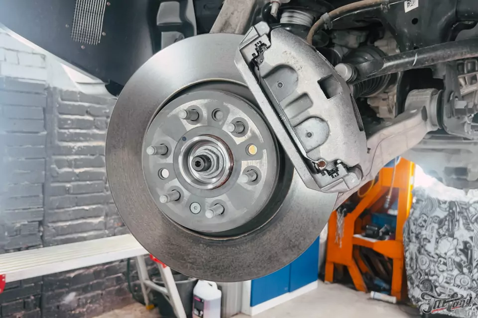 Подготовка RAM TRX для участия в MK Rally 2024: установка тормозной системы Brembo, окрас суппортов, оснащение кузова крышкой и дополнительной розеткой